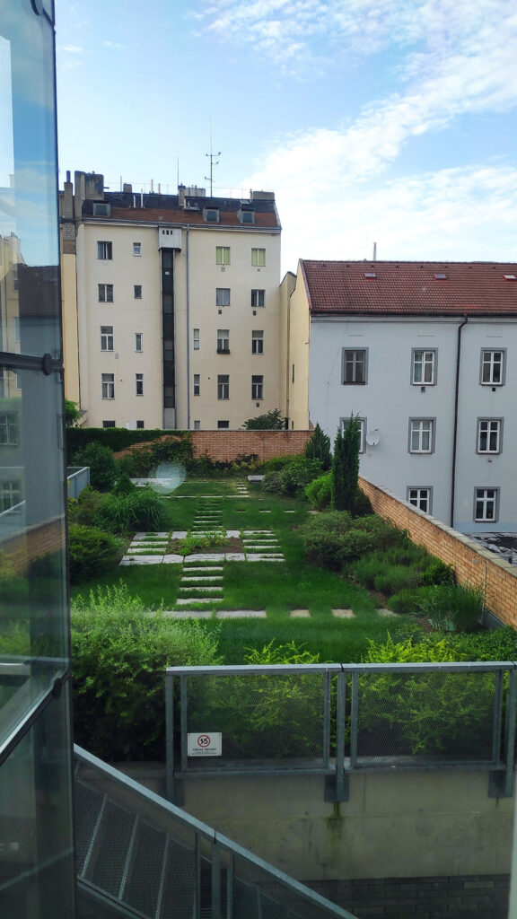 Realizace zahrady ve vnitrobloku Holešovice